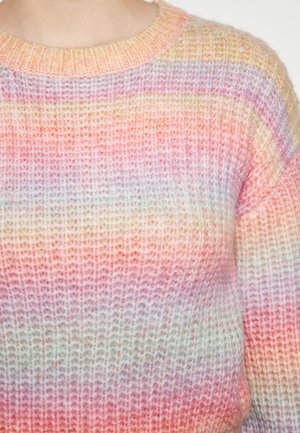 Maglione lavorato a maglia con una gradazione di colori pastello, tra cui rosa, lavanda e menta, con un collo rotondo a costine e una texture morbida.