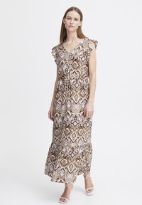 Robe maxi en tissu léger, présentant un motif géométrique multicolore, des manches volantes, un décolleté en V et une ceinture à nouer ajustable.