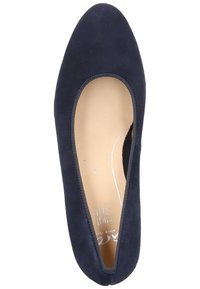 Ballerines en daim bleu marine avec un bout arrondi et une ouverture élastiquée. L'intérieur est beige avec un détail logo. Texture lisse, design minimaliste.