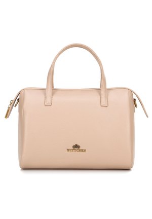 Borsa a mano in pelle beige con hardware dorato, manici doppi, chiusura a zip e logo in rilievo sul fronte. Texture liscia con forma strutturata.