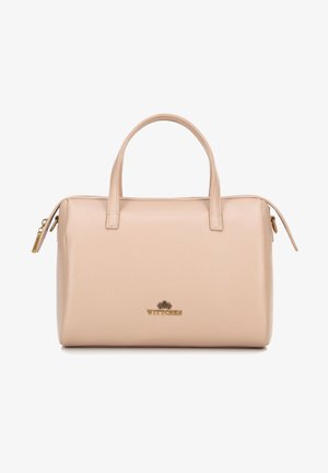Sac à main en cuir beige avec quincaillerie dorée, double poignées, fermeture éclair et logo embossé sur le devant. Texture lisse avec une forme structurée.
