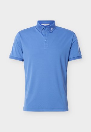 Herre kortermet blå polo med tre knapper, krage, logo på kragen og merke på høyre erme.