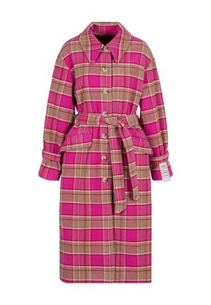 Lange roze en beige geruite jas met ceintuur, grote knopen, kraag, manchetbandjes en klepzakken aan de voorkant.