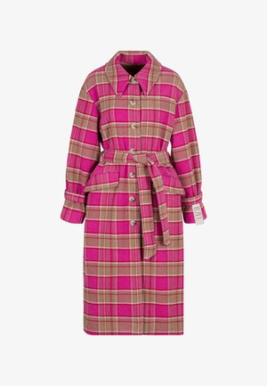 Lange roze en beige geruite jas met ceintuur, grote knopen, kraag, manchetbandjes en klepzakken aan de voorkant.