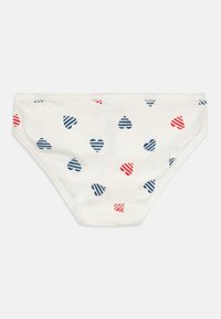 Bela bombažna bikinija s razpršenimi rdečimi in mornarsko modrimi črtastimi srčkami, z elastičnim pasom in zloženimi podrobnostmi.