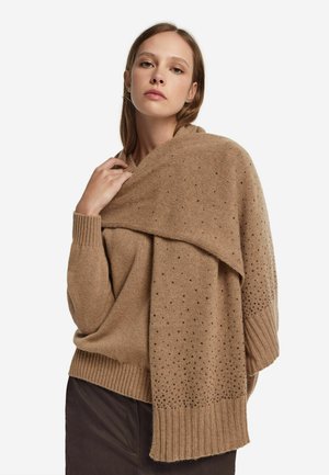 Stickad tröja i kamelfärg med lager-på-lager-design och texturerade accenter, med ribbade ärmslut och asymmetrisk drapering.