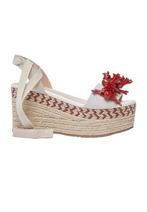 Sandalo beige con zeppa piattaforma, suola in corda intrecciata, lacci alla caviglia, cinturino bianco e decorazione a forma di corallo rosso sulla fascia anteriore.