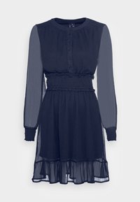 Marinblå klänning med knäppt framstycke, långa genomskinliga ärmar, rynkad midja och ett lager på lager, utfläkt kjol med en texturerad yta.