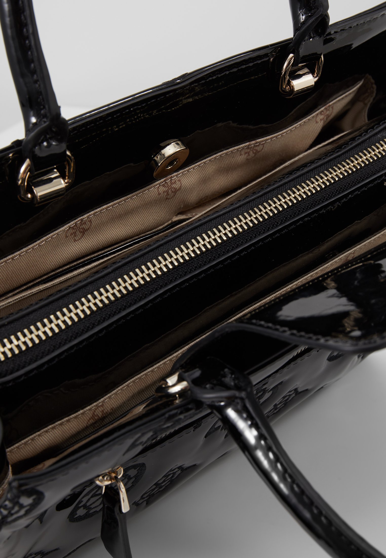 Guess GUESS CHIC GIRLFRIEND SATCHEL Håndveske black Guess GUESS CHIC GIRLFRIEND SATCHEL Håndveske black