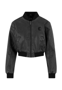 Veste bomber cropped en cuir noir avec des poignets et un col côtelés, dotée de poches latérales et d'un petit logo sur la poitrine.