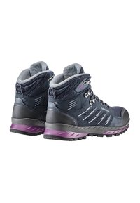 Scarpe da trekking a taglio medio con una tomaia blu navy, foderate in rete grigia, con accenti viola e suola robusta per la trazione. Design della punta rinforzato.