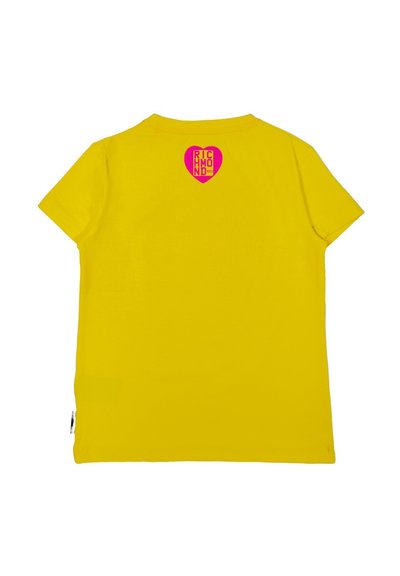 T-shirt giallo a maniche corte in cotone, con logo a forma di cuore rosa e testo sulla parte superiore della schiena. Tessuto liscio, vestibilità standard.
