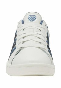 Baskets blanches avec des bandes bleues et noires, tige en cuir lisse, lacets blancs et col rembourré. Logo K-Swiss sur la languette.
