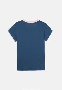 Navyblaues T-Shirt mit kurzen Ärmeln und pinkem Kragenbesatz. Hergestellt aus weicher Baumwolle, mit glatter Textur und lässiger Passform.