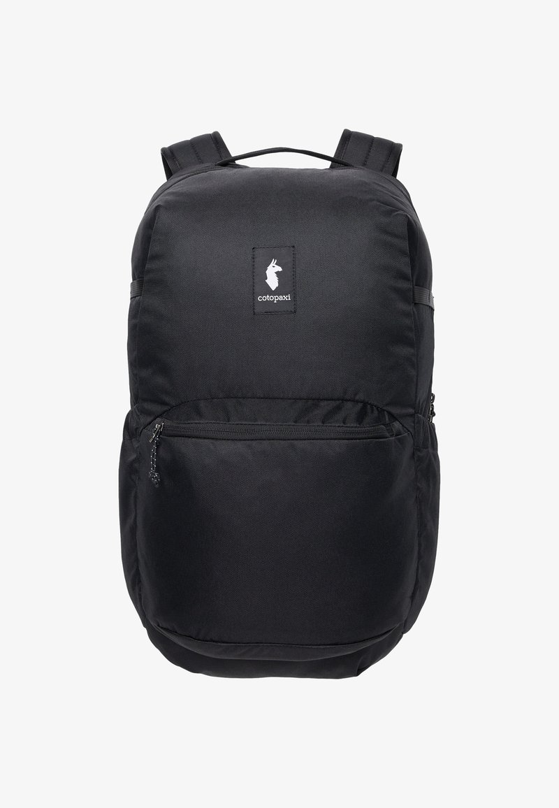 Schwarzer Nylon-Rucksack mit gepolsterten Schulterriemen, vorderer Reißverschlusstasche und Logopatch. Verfügt über ein einfaches, rechteckiges Design und eine strukturierte Oberfläche.
