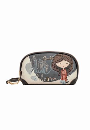 Pequeño bolso con cremallera con una niña de dibujos animados sosteniendo flores, texto "Time to bloom," y nombre de la marca Anekke en el frente.