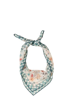 Kwadratowa chusta z turkusową kratkowaną ramką oraz różnorodnymi motywami słońca, serc i kwiatów w kolorach pomarańczowym, czerwonym i brązowym, związana luźnym węzłem.