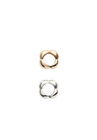 Boucles d'oreilles métalliques en or et en argent en forme de fleur avec des pétales arrondis. Texture lisse et finition brillante avec des centres creux.