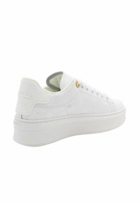 Sneaker bassa bianca con motivi in rilievo, suola spessa, lacci bianchi e collarino imbottito, vista da sinistra e angolo posteriore.