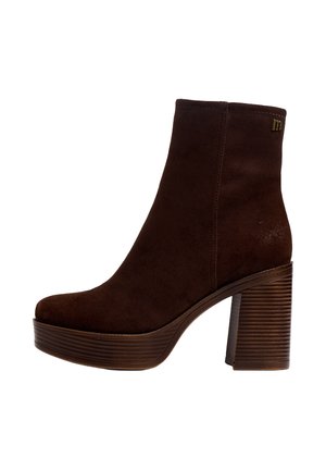 Stivaletto in camoscio marrone scuro con suola platform spessa e tacco a blocco alto impilato, cerniera laterale e piccolo emblema vicino al bordo superiore.