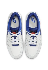 Ténis Nike com um cabedal em pele branca, detalhes azuis e solas texturizadas. Inclui atacadores brancos e um logótipo de basquetebol na língua.