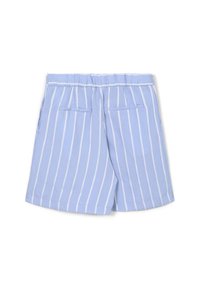 Helle blaue Shorts mit weißen vertikalen Streifen, ausgestattet mit einem elastischen Bund und zwei Gesäßtaschen. Das Material wirkt glatt und leicht.