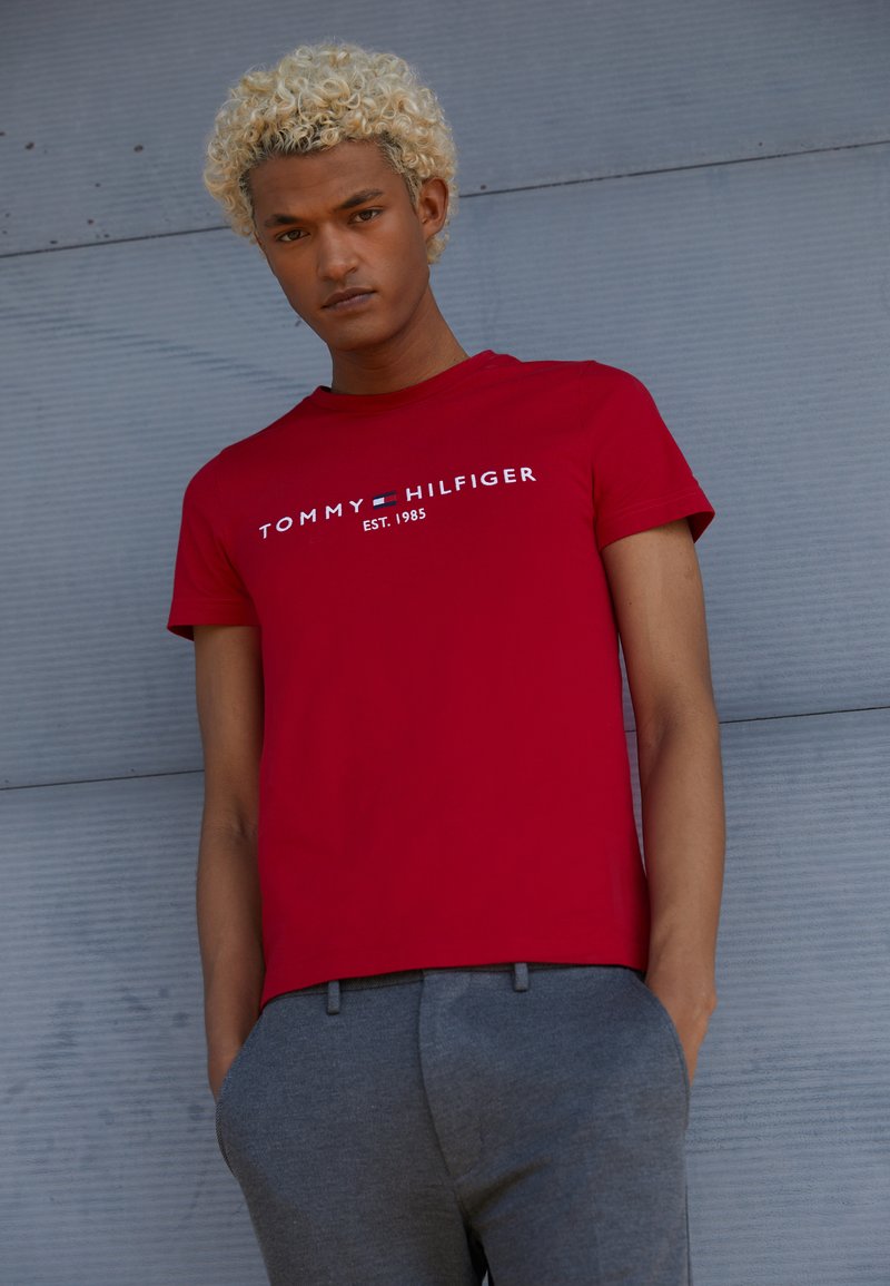 Tommy Hilfiger TOMMY LOGO TEE - T-shirt estampada - red alert