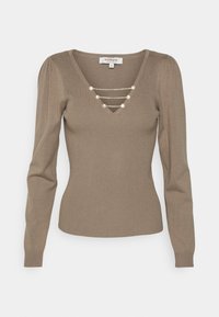 Brauner, gerippter Pullover mit langen Ärmeln, V-Ausschnitt und drei dekorativen Knöpfen, die quer über die Brust mit einer Kette verbunden sind. Weiche Textur.