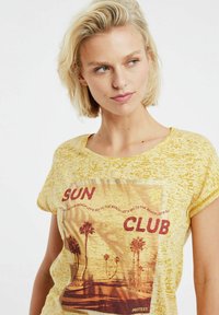 Protest PRTELLES 23 - T-shirts print - tumericyellow