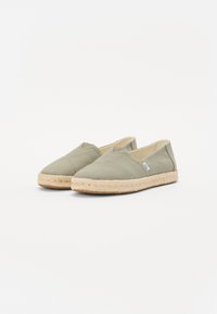 Leinen-Espadrilles in Hellgrün mit einer geflochtenen Jutesohle. Mit runder Zehenform und Schlupfdesign. Glatte Textur, minimale Details.