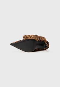 Cipele na visokom potpeticu s uzorkom leoparda, s uskim vrhom, gornjim dijelom od mekanog materijala i elegantnom crnom potplatom.