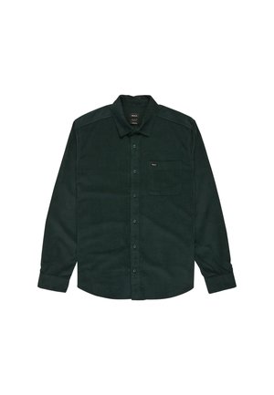 Camisa de botones de color verde oscuro con mangas largas, un bolsillo en el pecho izquierdo y una tela suave y texturizada. Presenta un cuello clásico y puños ajustables.