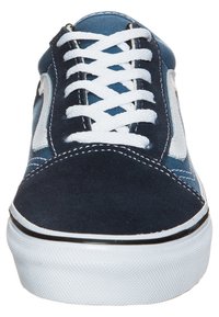Tumesinine kanvas sneaker valgete paelte ja külje logoga. Omab sametist varbaosa, kummitalda ja kontrasteerivaid siniseid disainielemente.