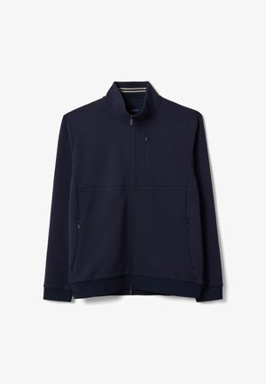 Giacca blu navy con chiusura a zip completa, collo alto e tasche con zip sul petto e sui lati, esposta su sfondo bianco.