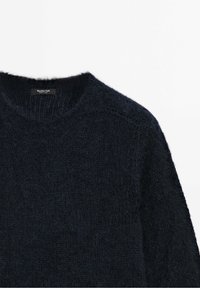 Pull en maille pelucheuse bleu marine foncé avec col rond et étiquette de la marque "Massimo Dutti Made in Italy" à l'intérieur du col.