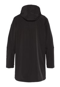 Chaqueta negra impermeable con capucha, con una textura suave, mangas largas y una silueta recta. Sin cierres ni patrones visibles.