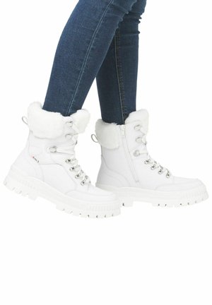 Bottines blanches à lacets avec finition en fausse fourrure, semelle en caoutchouc et quincaillerie en argent ; dotées d'une fermeture éclair sur le côté et d'un matériau supérieur texturé.