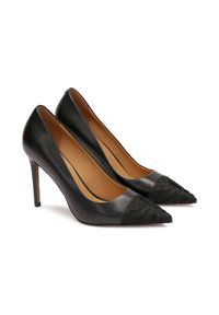 Fekete bőr magas sarkú cipők hegyes orral és texturált fekete szövet részletekkel az orrán. Stiletto sarok, amely magasságot és eleganciát ad.