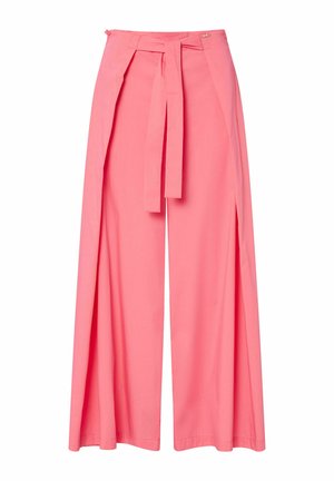 Kõrge vöökohaga roosad laia säärega püksid esipõllega ja sobiva kangavööga, mis on vöökohal sõlmitud, valmistatud kerge kangast.