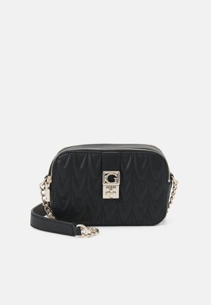 Schwarze gesteppte rechteckige Crossbody-Tasche mit goldfarbigem Kettenriemen und vorderem Metallverschluss mit „G“- und „Guess“-Logo.