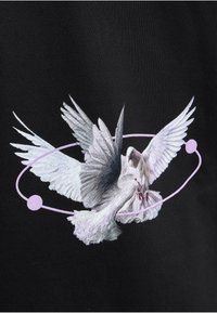 Twee witte duiven met uitgespreide vleugels, verstrengeld met een paarse, baanachtige ring op een zwarte, getextureerde achtergrond.