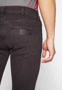 Wrangler Vaqueros pitillo - grey denim