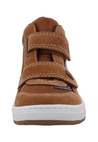 Braune Wildleder- und Mesh-Sneaker für Kinder mit doppelt verstellbaren Klettverschlüssen und weißer Gummisohle, Vorderansicht.