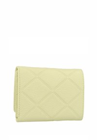 Gequilte lichtgele leren portemonnee met een ruitpatroon, opvouwbaar ontwerp en contrasterende stiksels aan de randen.