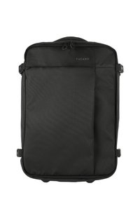 Zaino per laptop nero con tessuto texturizzato, chiusure con zip, tasca frontale e branding. Presenta spallacci regolabili e una maniglia robusta.