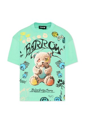 Maglietta a maniche corte verde menta con illustrazione di un orsetto di peluche, testo in stile graffiti nero e colorati teschi e impronte di zampa in stile cartone animato.