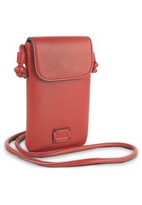 Bolso de cuero rojo tipo bandolera con una superficie texturizada, tapa plegable y una correa larga y delgada. Presenta un pequeño parche con el logotipo en la parte inferior.