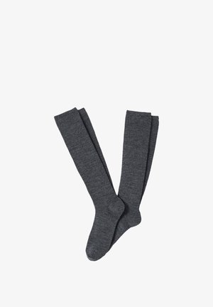 Paar dunkelgraue knielange Socken aus gestricktem Stoff, flach liegend und leicht überlappend auf weißem Hintergrund dargestellt.