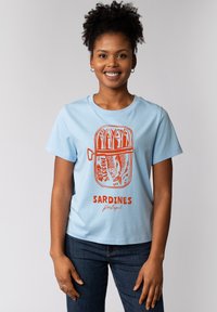  Lichtblauwe t-shirt met korte mouwen, voorzien van een oranje sardientjes graphic en de tekst "SARDINES Portugal" gedrukt op de voorkant. Zachte stof, casual pasvorm.