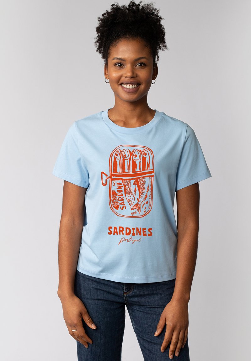  Lichtblauwe t-shirt met korte mouwen, voorzien van een oranje sardientjes graphic en de tekst "SARDINES Portugal" gedrukt op de voorkant. Zachte stof, casual pasvorm.